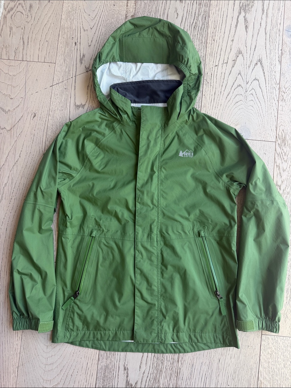 REI Kids Lightweight Hooded Rain Jacket in Green medium
